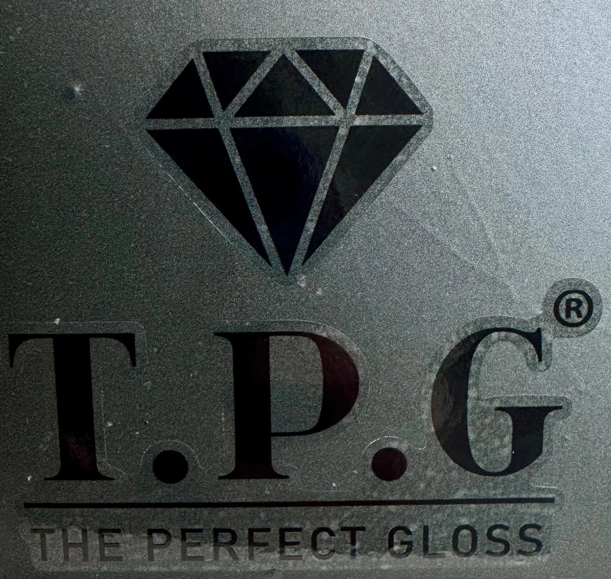 TPG Logo Dekal – Svart/Vit 100mm×90mm
